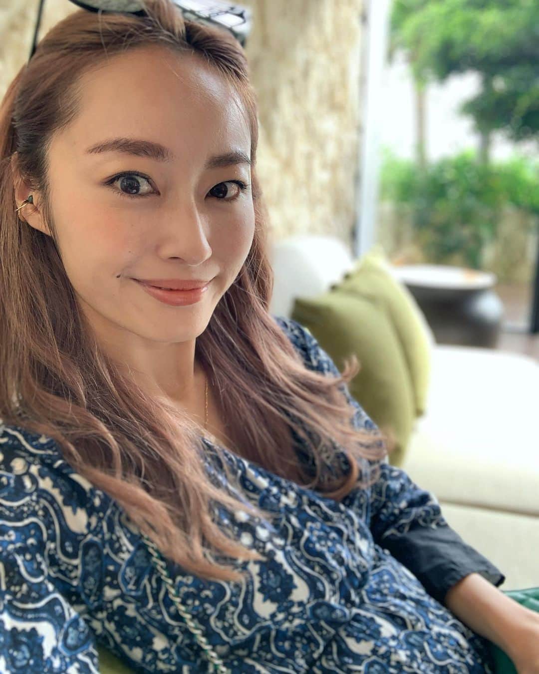小祝麻里亜のインスタグラム：「温かいメッセージをいただき有難うございました🙇‍♀️🙏❤️  髪色が気になるとメッセージいただいたので…iPhoneポートレートで撮ったから実物に近い色かな？  ここから今はさらに色抜けちゃいましたが…二枚目は色を入れた当日。(ピンクメインにパープルとグレーも入ってました)  2〜3日ぐらいで1枚目まで色落ちします😢1ブリーチじゃ、ピンクはなかなか色持ちしませんので、パープルやオレンジがおすすめですが、やはりピンクが好き😂💞💞  また黄色になってきたので、そろそろピンクさんともバイバイして、ブラウンに戻しますかね✨  肌寒い日が続きますが、ご自愛ください💞😊  ． ． Thankyou @cutters.haraken  ＿＿＿＿＿＿＿＿ #outfit #coordinate #look #pinkhair #haircolor #instafashion #셀스타그램 #얼스타그램 # #탈색#핑크머리 #데일리 #데일리룩 #오오티디 #ヘアカラー #ブリーチカラー #ピンクヘアー」