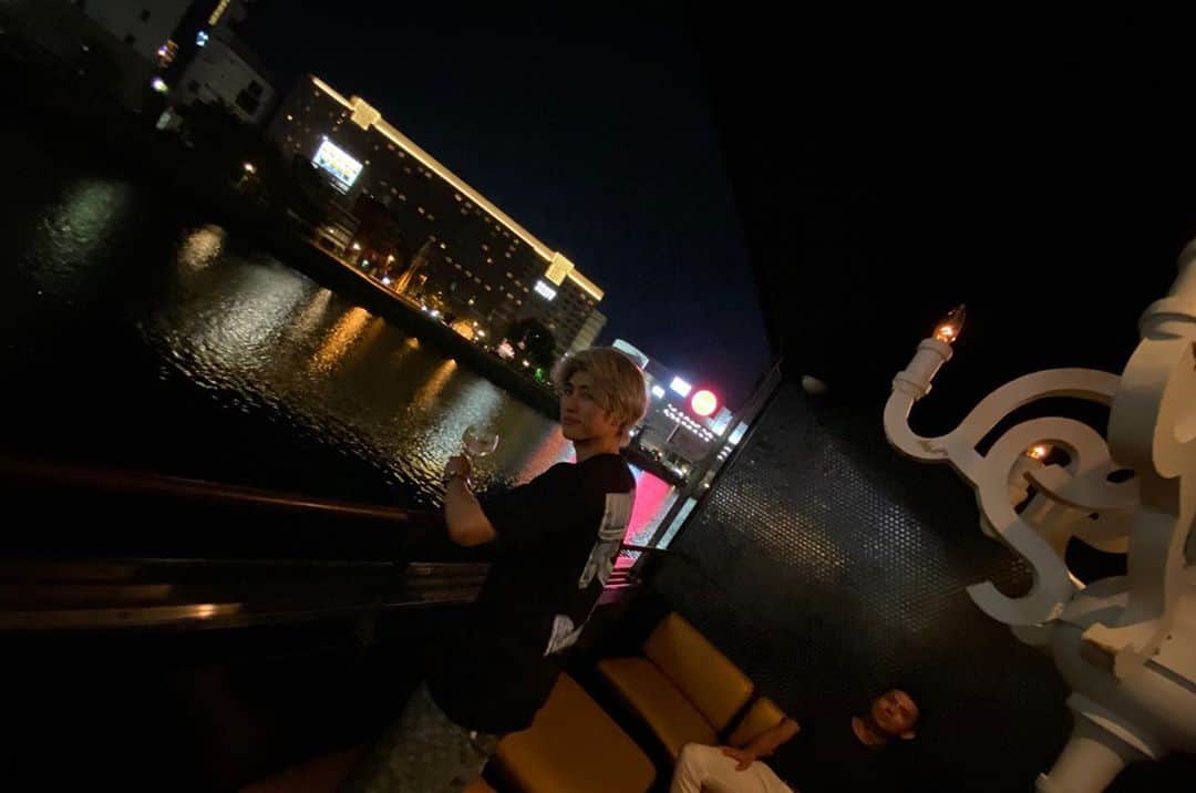 原田デイビッドのインスタグラム：「🚪🔜🚪In Fukuoka ft. 🐒  lol  #fukuoka #japan #kyushu #trip #travel #chill #drink #river #offwhite #withdaboiz #door2door #🚪 #楽しい #友達 #福岡 #九州 #川 #リラックス」