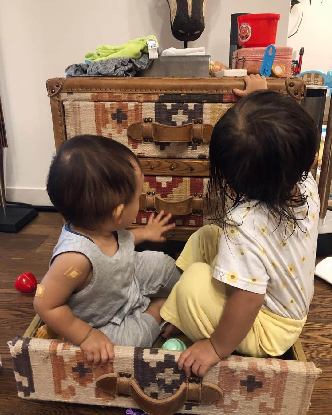 佐野真依子さんのインスタグラム写真 - (佐野真依子Instagram)「@satomiakane  BABYに はじめましてした日👶🤎 お姉ちゃんそっくりのかわいこちゃん🤎これからかわいい姉妹の成長をみるのがたのしみだ🤎 お注射がんばって 絆創膏だらけの息子🩹🙈笑」9月26日 16時24分 - sanomaisanomai