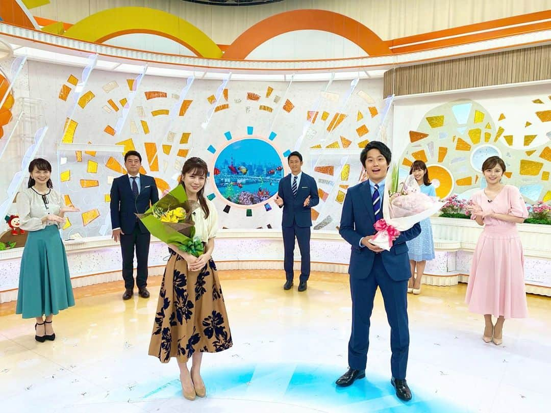 堤礼実のインスタグラム：「⏰🌸 昨日をもって、4年間お世話になっためざましテレビを卒業致しました。 私にとってはとても大きな出来事です。  入社して初めての担当番組となっためざましテレビアクアから、私の中に常にめざましテレビの存在がありました。 家族のように温かい空間は本当に居心地が良く、学生の頃目標としていた場所で素敵なスタッフの皆さん、キャスター陣とご一緒させて頂けた経験は私の財産です。 楽しかった事も悔しかった事も沢山あった4年間でしたが、ここで得たものを糧にこれからも頑張ります。 引き続き宜しくお願いします！ . . #早起きも気合で4年間遅刻なく乗り越えられました！ #まずはそこにホッと一安心 #黒瀬も3年間お疲れ様でした🙌 #平日チームのキャスター陣も #木曜パーソナリティの伊野尾さんも #めざましテレビ⏰ #携わる全ての方に #そして番組を観てくださる全ての方に #感謝の気持ちでいっぱいです #本当にありがとうございました！ . #因みに #後に黒瀬と私の花束が逆だった事が判明し #後で花束交換しました💐笑」