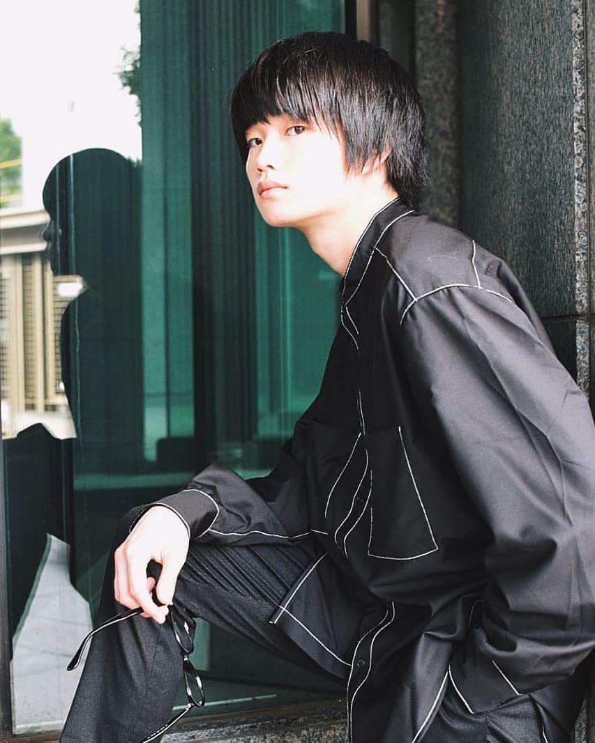 外山将平のインスタグラム：「季節の変わり目の肌荒れ いややなぁ。 マスク肌荒れも気になるとこですよね🥺  photo by:key #photooftheday#camera#portrait#model#外山将平#役者#俳優#今日の外山#ootd#Nikon#美肌#一重 #写真#撮影#カメラ#ポートレート#ファインダー越しの私の世界#カメラ好きな人と繋がりたい#筋トレ#作品撮り#黒髪#メガネ男子#ブラックコーデ#秋#autumn#fashion#followｍe #instagood」