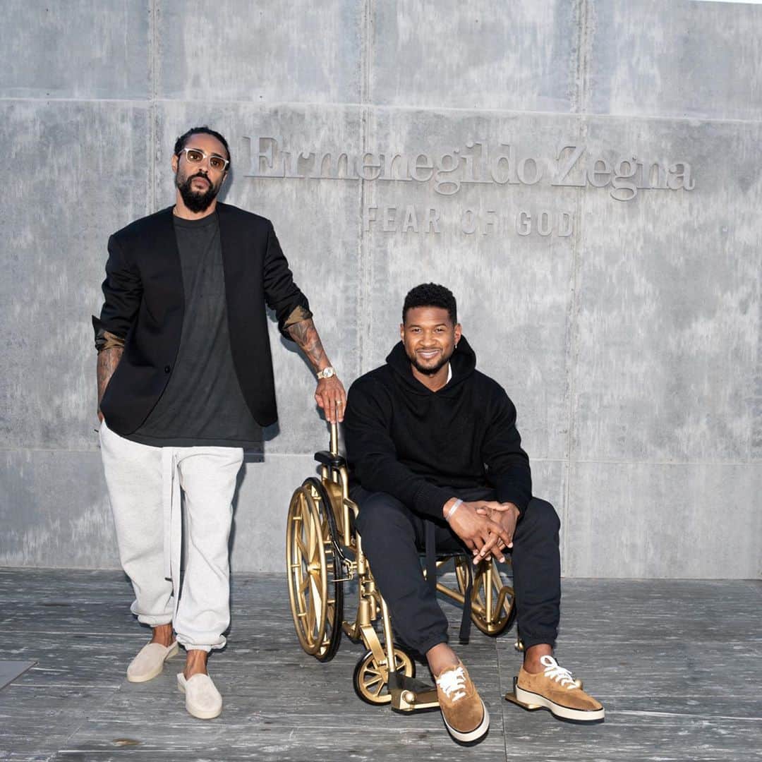 アッシャーのインスタグラム：「Great minds think alike ... 🙏🏾  #FEAROFGODZEGNA  Golden Chair #MMXXI」