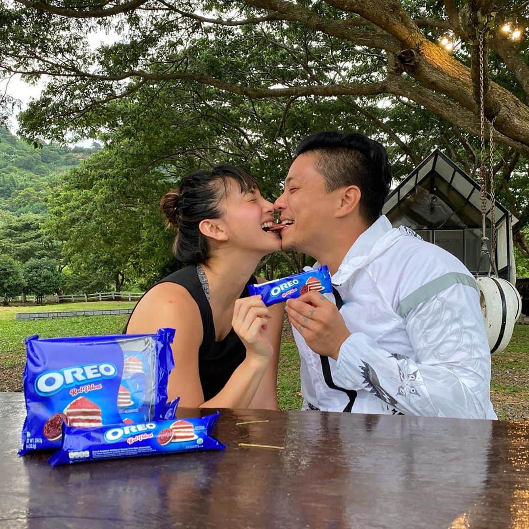 Iya Villaniaさんのインスタグラム写真 - (Iya VillaniaInstagram)「Okay! And we have a new fave! The OREO Red Velvet!!! Here I am trying to get the bigger bite from my husband 🤣 I do have to warn you though that this is limited edition 🤪 Someone pls stop me from panic buying and having to hoard these 😂 You better give the #OREORedVelvet a try before you miss out! 😱👌🏼 #MakeEveryMomentPlayful」9月26日 16時28分 - iyavillania