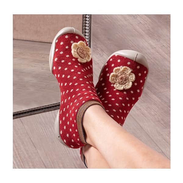コレジアンのインスタグラム：「🍂 Slip into autumn! 🧡 . Beautiful leaves colours, cool, crisp mornings, cosy nights in!  We’ll be wearing our #collegien slippers  all the time, what about you ?  . 🍂 L’automne, ses feuilles craquantes, les jours humides, les maisons plus fraîches... sont autant de raisons de ne plus vouloir quitter ses chaussons #collegien ! 🧡 . #collegien #collegien_officiel #madeinfrance #slippers #newin  #extrasoft #ecofriendly #chaussons #babucce #haussocken #slippersocks #fashion #style #confidential #newin #fw20 #newcollection #autumn #leaves #fall」