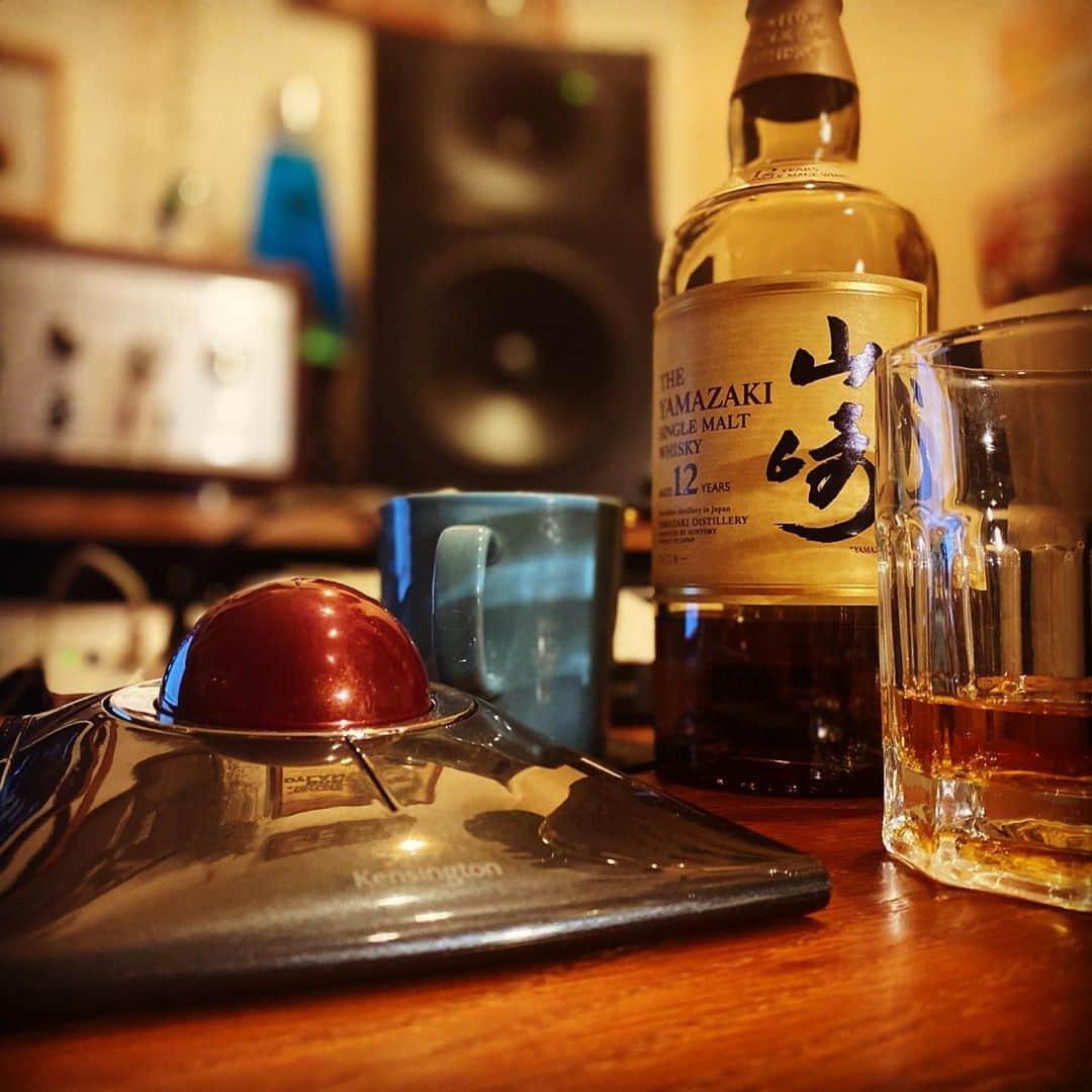 浅田信一のインスタグラム：「自宅ミックス中😘  そろそろコーヒーをウイスキーに変えてもいいかな？いいとも。  #山崎12年」