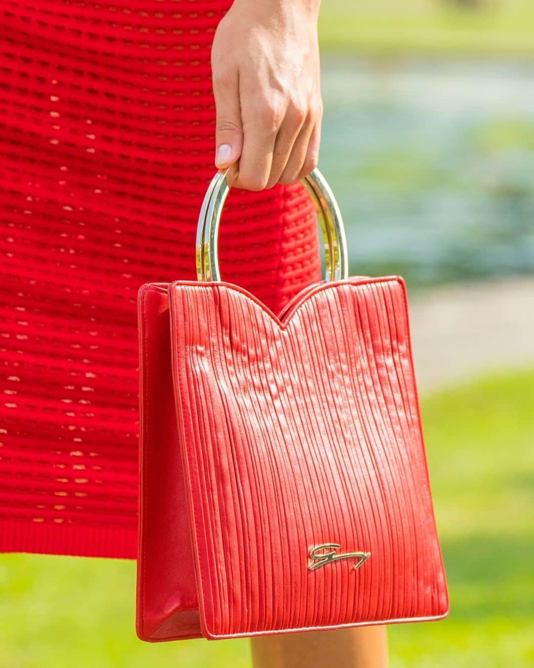 ジェニーさんのインスタグラム写真 - (ジェニーInstagram)「A detailed close up of a precious mini red bag for a tone-on-tone look. #Genny #SS21 #MFW」9月26日 17時00分 - gennyofficial