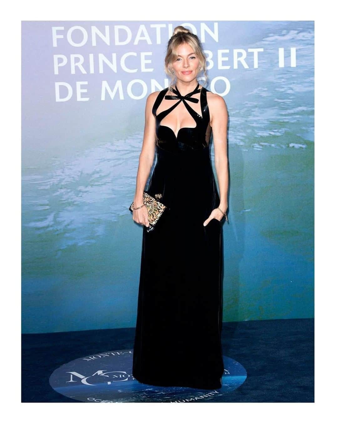 のインスタグラム：「#SiennaMiller @siennathing wore a #GucciPreFall20 silk viscose velvet halter strap dress with contrast black patent leather top and a painted wood and multicolour embroidery clutch to the Monte-Carlo Gala for Planetary Health. She completed her look with a selection of #GucciJewelry pieces. #AlessandroMichele @alessandro_michele」