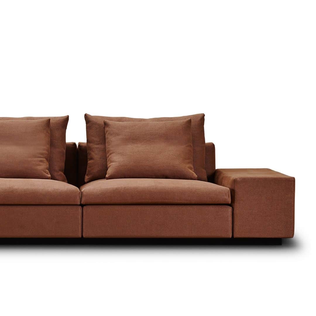 eilersenのインスタグラム：「The seat cushions boast a down-top and a down-wrapped foam core, which provides springiness and ensures comfort.⁠ •⁠ •⁠ •⁠ #eilersen #eilersenfurniture #myeilersen #dacapo #interiordesign #homedecor #sofa #danishdesign #inredning #finahem #interiorlovers #interiordesign #modernliving #minimalism #nordiskehjem #nordicinspiration #nordicliving #craftsmanship #luxurylifestyle #boligindretning #designinterior #livingroominspo #boliginspiration #softminimalism #hemindredning #schönerwohnen #nordicminimalism」