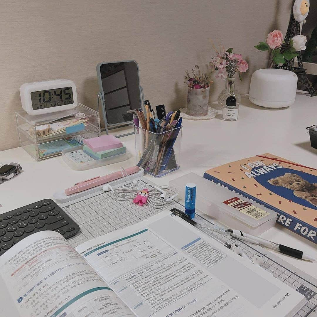 ハルハルさんのインスタグラム写真 - (ハルハルInstagram)「必見!!韓国女子たちのデスク周り事情📚  あんにょん！ ハルハル編集部のマナミンです♡  今回は、韓国女子のデスク周りに注目💭 参考になった！と思ったらぜひシェアして拡散してね*⋆✈︎  自分のデスク周りをおしゃれにしたいと思っている方は、韓国女子を参考にしてみて🔖  小物に統一感を持たせたり、さりげなく植物を飾ったり... スッキリしているのにこだわりが詰まっているデスクってテンションが上がって作業も捗りそうですよね ❤︎︎ ˊ˗  みなさんも自分のこだわりいっぱいのデスク周りを作ってみては...？  ┈┈┈┈┈┈┈┈┈┈┈┈┈┈┈┈┈┈┈  今回の可愛いお写真は、 以下の方からお借りしています♥ ‌ Thanks for… ‌  @loveyourtoday  님 @sky_huhu  님 @_jjelly._.y 　님 @gongkkuly_  님 @be_be_vivi  님 @lovxsome  님  #ハルスタ や #ハルハル をタグ付けしていただくと、 ハルハルの記事やInstagramに投稿させていただく場合がございます  #하루스타 #하루하루 를 태그 하시면 하루하루의 기사와 인스타그램에서 사용할 가능성이 있습니다.  ┈┈┈┈┈┈┈┈┈┈┈┈┈┈┈┈┈┈┈  #インテリア #韓国インテリア #マイルーム #部屋作り #韓国インテリア雑貨 #おうち時間 #デスク周り #机の上 #勉強机 #일상 #일상소통 #홈 #홈그램 #집꾸미기 #방꾸미기 #마이홈 #홈카페 #책상 #책상정리 #스윗홈」9月26日 17時00分 - haruharu_furyu