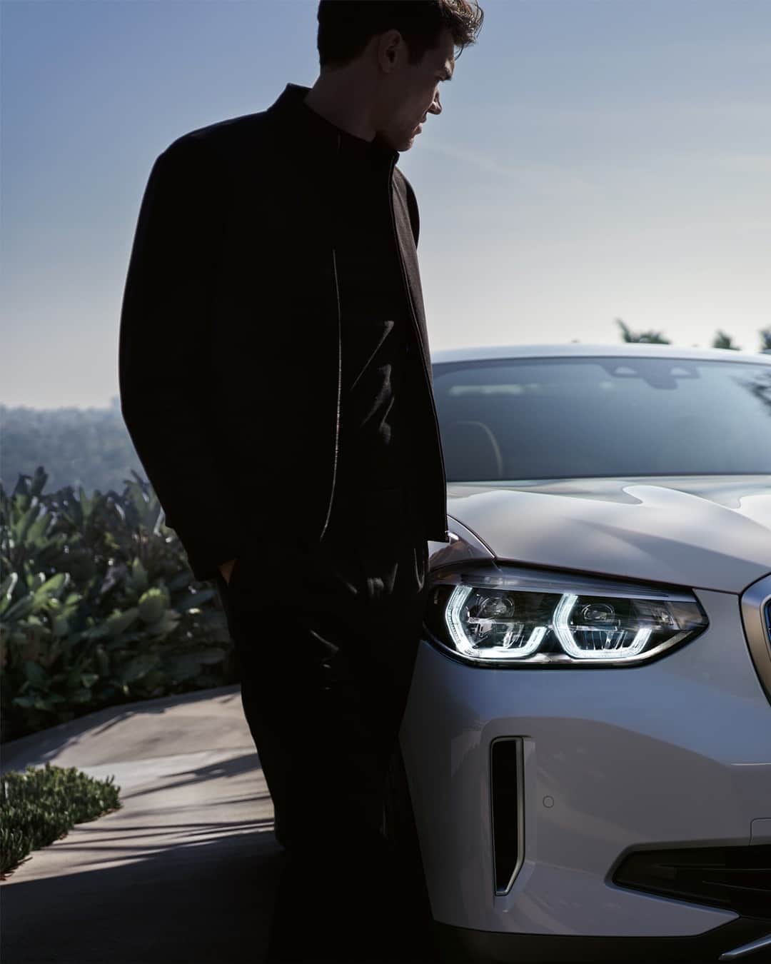 BMWのインスタグラム：「Want to play musical chairs? Winner gets to drive. The first-ever BMW iX3. #THEiX3 #BMW #iX3 #BMWi #BornElectric __ BMW iX3: Energy consumption in kWh/100 km (combined): 17.8–17.5. CO2 emissions in g/km (combined): 0. Further information: www.bmw.com/disclaimer.」