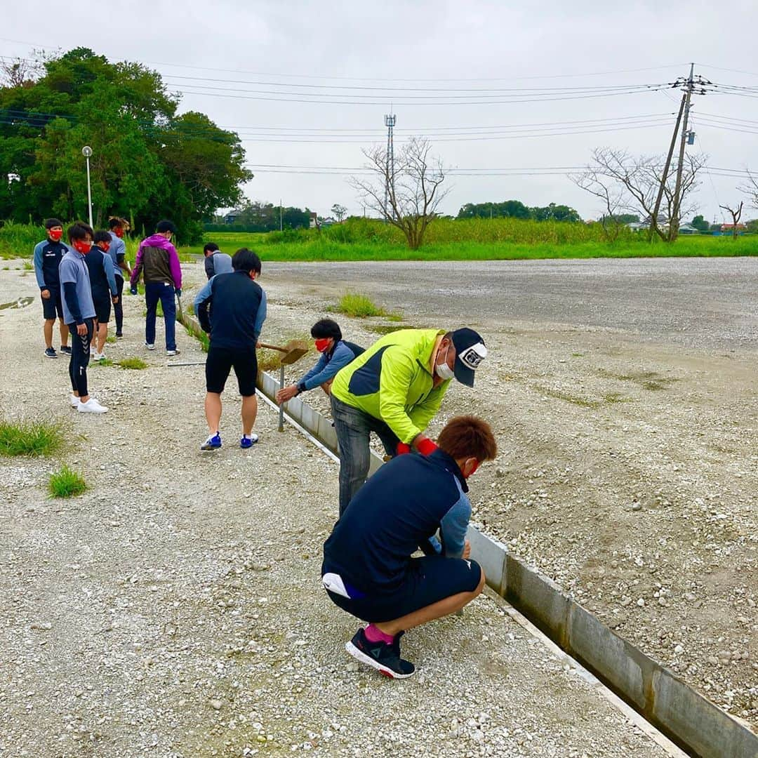 カレン・ロバートさんのインスタグラム写真 - (カレン・ロバートInstagram)「木更津市中郷盛り上げ隊の皆さまと選手とでローヴァーズののぼりを新フィールドの周りに約120本設置していただきました。 感謝...てか半端ねス😫  中郷の皆さん本当にありがとうございました！！  #木更津市#中郷地区#ローヴァーズ#初コラボ」9月26日 16時54分 - bobby201608