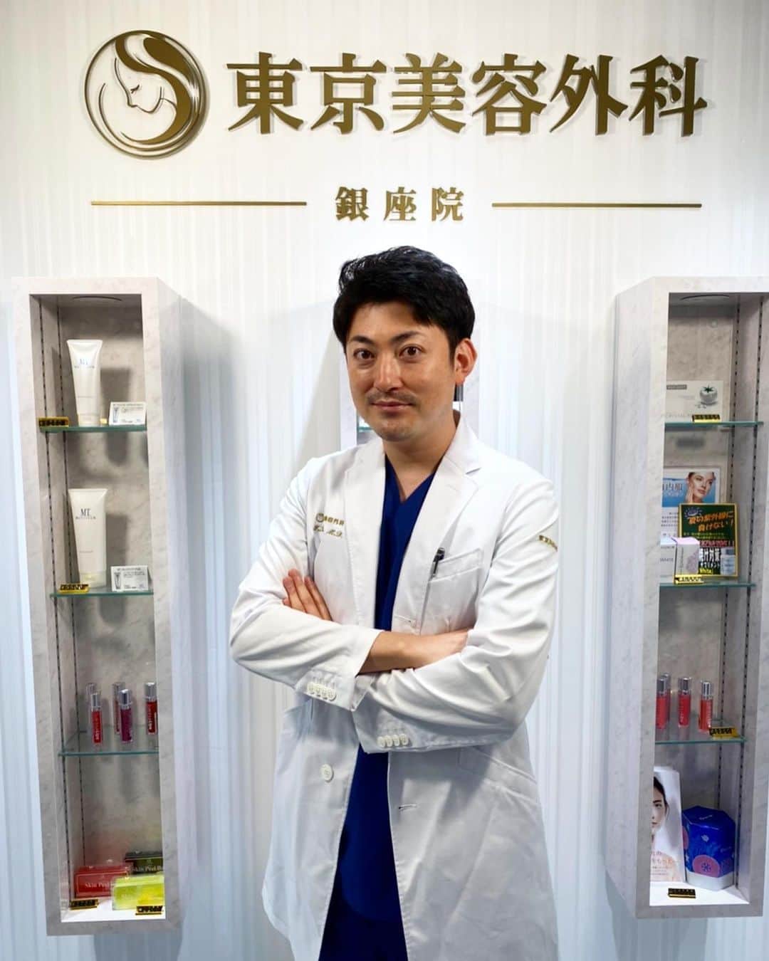 東京美容外科公式さんのインスタグラム写真 - (東京美容外科公式Instagram)「こんにちは✨東京美容外科　銀座院でございます❣️銀座院よりお知らせ申し上げます→swipe❣️❣️✨✨✨✨✨✨✨✨✨✨✨✨✨✨🎉 冨田壮一先生が新しく銀座院院長就任となりました✨🎉 豊胸、目元全般、鼻など　色々なジャンルのオペを得意とされてます。 　とても謙虚で真面目な先生ですが、しっかりカウンセリングで患者様の要望やお悩みを受け止め、最良の治療を提案してくれます。✨✨✨ 優しく話しやすい先生なので、美容外科に行く勇気が出なかった方もぜひ、カウンセリングにいらしてください！ ✨✨✨✨新しくスタートする銀座院✨✨ ✨✨スタッフ一同、皆様の沢山のご来院お待ちしております。✨✨✨✨✨✨✨✨✨✨✨✨   詳しくはプロフィールのURLから公式サイトへ♪ ▼フリーダイヤル 0120-658-958 （コールセンター受付時間：9：00～21：00） ▼LINE予約 @ tkc110 ========================= #東京美容外科 #銀座院#東京美容外科銀座院 #東美 #美容外科 #整形 #たるみ#アンチエイジング #小顔#ボトックス#脂肪吸引#ベイザー#美容 #美容施術 #美容整形 #美容女子 #ホスト#キャバクラ#豊胸#エルゴノミクス#モティバ #糸リフト#フェイスリフト #ベラジェル感触」9月26日 16時57分 - tokyobiyougeka_jimukyoku
