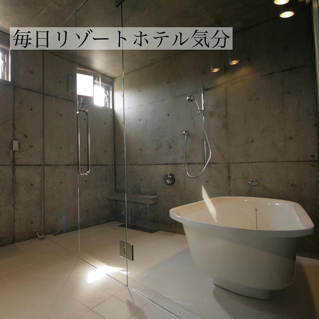 homelife 夢を叶える暮らし方のインスタグラム：「【ホテルライクな浴室】 . . ガラスの扉のオシャレな浴室です😍 無機質な床や壁とガラス張りの浴室がマッチしていて素敵すぎます…！ オシャレな暮らしいかがでしょうか？ . . こちらのお家はアーキホームライフのお施主様邸の施工写真です。 その他の施工写真は、 @homelife_gallery のURLからご覧いただけます。 . 家づくりの資料請求はコチラから @homelife_shiryou . . #浴室 #お風呂 #お風呂場 #ガラス張り #ホテルライク #ホテルライクな暮らし #ホテルライクインテリア #コンクリート打ち放し #無機質 #無機質な家 #マイホーム計画 #ローコスト住宅 #マイホーム #夢のマイホーム #間取り #シンプルな暮らし #暮らしを楽しむ #注文住宅 #自由設計 #デザイン住宅 #リノベ #リフォーム  #homelife_京都 #homelife_大阪 #homelife_兵庫 #ホームライフ #ホームライフ100 #アーキホームライフ #グランピング #ベランピング」