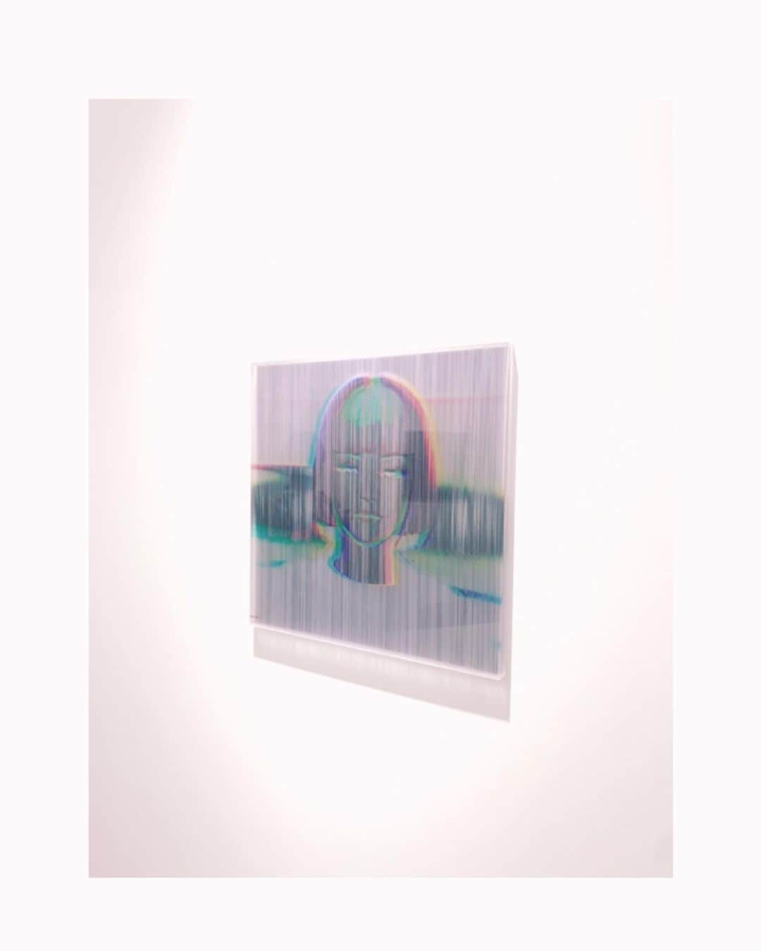 吉岡里帆さんのインスタグラム写真 - (吉岡里帆Instagram)「"imma"  「1:1」ネガとポジ  見る角度によって違う色が浮き出てくる不思議で魅力的な作品。  反目のimmaちゃんが可愛い❤︎ こちらを見てないふりして、しっかり見つめてくる。  @asami_kiyokawa  #個展　#imma  #糸　#アクリル」9月26日 16時58分 - riho_yoshioka