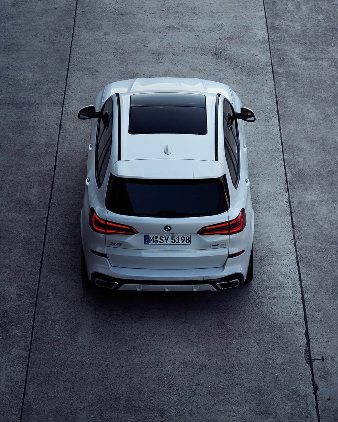 BMWのインスタグラム：「Do not disturb. Creating new adventures. The BMW X5. #TheX5 #BMW #X5 __ BMW X5 xDrive40i: Fuel consumption in l/100 km (combined): 8.9–8.0. CO2 emissions in g/km (combined): 203–183. Further information: www.bmw.com/disclaimer.  	 Acceleration (0-100 km/h): 5.5 s. Power: 250 kW, 340 hp, 450 Nm. Top speed (limited): 243 km/h.」