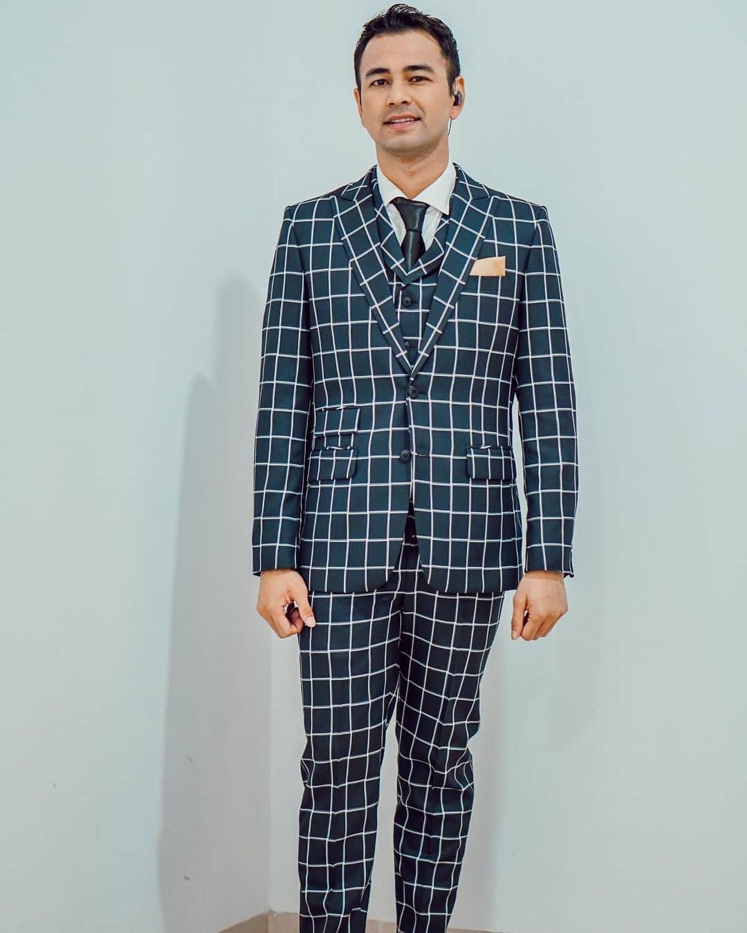 Raffi Ahmadさんのインスタグラム写真 - (Raffi AhmadInstagram)「INDONESIAN TELEVISION AWARDS 2020 Suit custom made By @sasdesigns @rakeshd18  Styled @wanda_haraa #wandaharaaproject  📸 @felixbinamin」9月26日 17時08分 - raffinagita1717