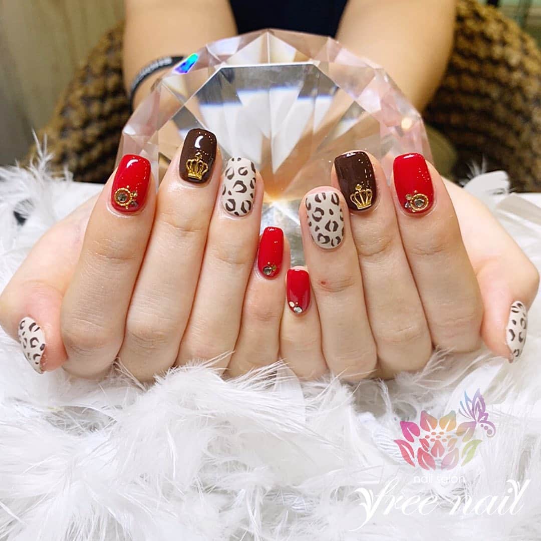 free nail フリーネイルのインスタグラム：「. お客様ネイル💅🏻🍂 . 秋色マットアニマルネイル🐆✨ . マットコートでおしゃれに✨ . ▶︎▶︎▶︎スワイプして動画も見てね☝︎🎬✨ . ご来店ありがとうございました🙇🏻‍♀️🙇🏻‍♀️🙇🏻‍♀️💗 . #ネイルアート #ジェルネイル #ネイルサロン #大阪ネイルサロン #ネイルデザイン #ネイルチェンジ #アニマルネイル #レオパードネイル #マットネイル #ネイルパーツ #レッドネイル #ブラウンネイル #デザインネイル #トレンドネイル #シンプルネイル #おしゃれネイル #スクエアネイル #秋ネイル #autumnnails #nailsart #nailsdid #美甲 #日式美甲 #日式美甲胶 #日本美甲师 #日本美甲老师 #美甲上课 #日本胶 #フリーネイル #freenail」