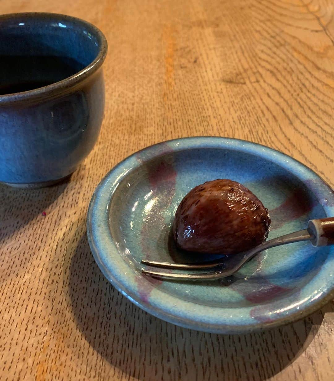 池辺愛さんのインスタグラム写真 - (池辺愛Instagram)「秋みっけ✨🌰✨ 旦那の友人宅のお庭で栗拾いをさせてもらって娘は大コーフン😆 そのおうちでつくった栗の甘露煮を頂き美味しくてわたし大コーフン😆 ・ 写真4枚目にうつっているのは、そこのお庭で採れた紫蘇で作ったジュース☺️ ・ 長野の山奥のおうち。 自然に囲まれた生活でたまにお邪魔するとすごく素敵だなって思う🥰 コロナによって生活を変えなくちゃいけないことも特になかったそうです☺️ もちろん苦労もたくさんあるんでしょうけどね。 ・ ・ ・ #栗 #栗拾い #栗の甘露煮 #長野 #松代焼 #秋みっけ」9月26日 17時04分 - aiikebe