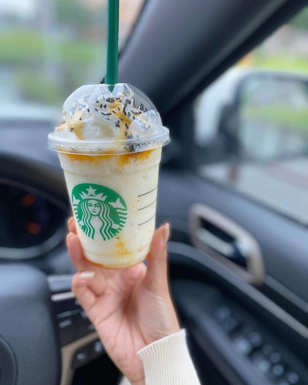 Ayaさんのインスタグラム写真 - (AyaInstagram)「DAIGAKUIMO . @starbucks_j  まるで大学芋を食べてるみたい✨ お芋の季節嬉しい！ #大学芋フラペチーノ #スターバックス」9月26日 17時07分 - aya_green1010