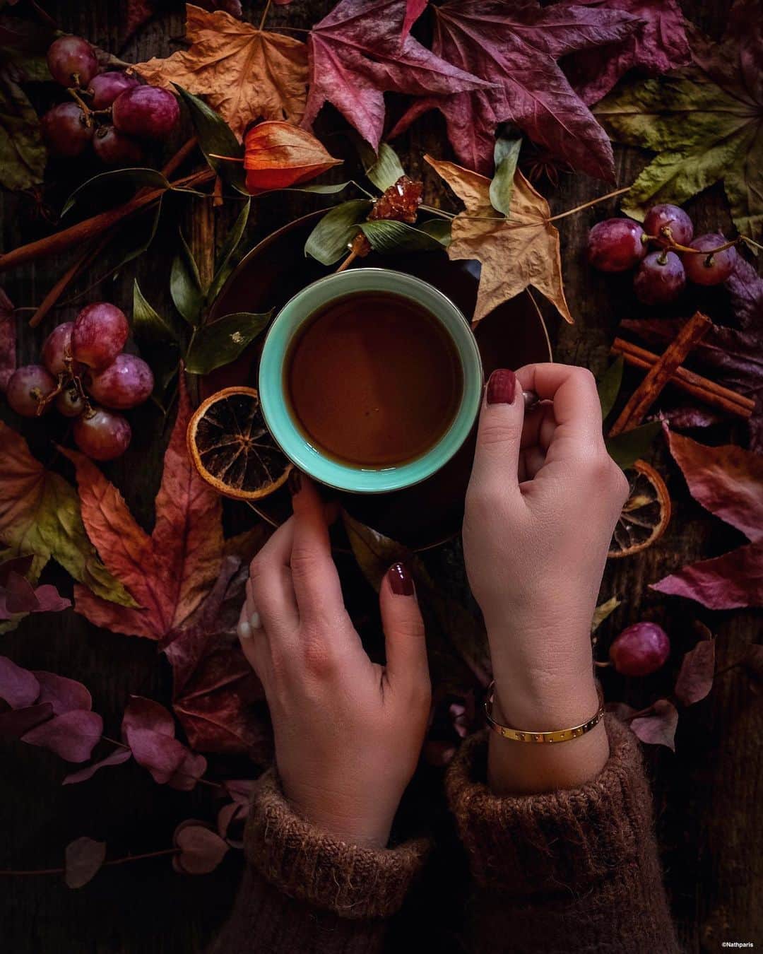 nathparisのインスタグラム：「AUTUMN IS COMING 🍁... . Un délicieux thé pour commencer le week-end 😋 L’automne est ma saison préférée, hâte de voir la végétation changer 🍁🍂 Et vous quelle saison préférez-vous ? Plus d’images sur @nathparisfood . A delicious tea to start the weekend 😋 Fall is my favorite season, can't wait to see the vegetation change 🍁🍂 And you which season do you prefer? More images on @nathparisfood」