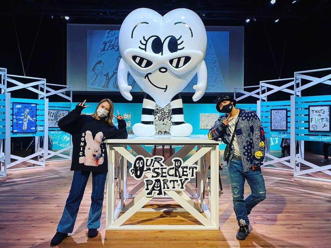 野替愁平のインスタグラム：「@yukachocomoo EXHIBITION  -OUR SECRET PARTY- めっっっっっっちゃ素敵な時間を過ごさせてもらいました‼️絵にたくさんのLOVE、HAPPY、SMILEが詰まってる✨ そして、Chocomoo先生にたくさん絵の材料のこと教えてもらった😂 絵描きたくなった‼️😌✨ 先生、ありがとうございました‼️😁  #Chocomoo #OurSecretParty 28日までやってるから是非行ってみて😆✨」