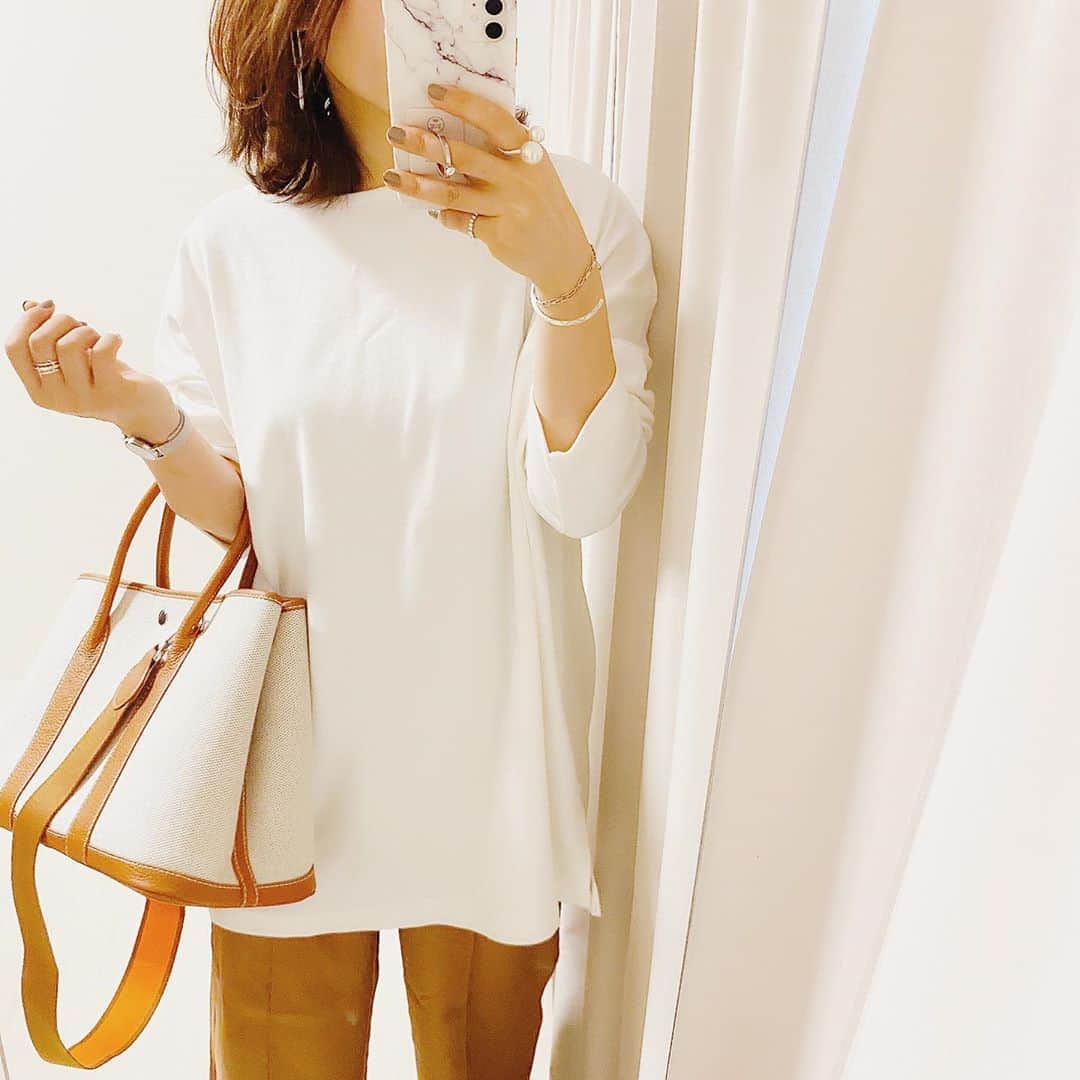 aiaiのインスタグラム：「𝕔𝕠𝕠𝕣𝕕𝕚𝕟𝕒𝕥𝕖  コーデの詳細はブログに書いています ☟☟ http://s.ameblo.jp/aiai987654  #fashion#outfit#style#coordinate#instagood#ootd#pic#instapic#コーデ#コーディネート#スタイリング#プチプラコーデ#本日のコーデ#大人カジュアル#プチプラ  #カジュアル #アラフォー #アラフォーコーデ #アラフォーファッション##大人カジュアル#白t #長袖tシャツ」