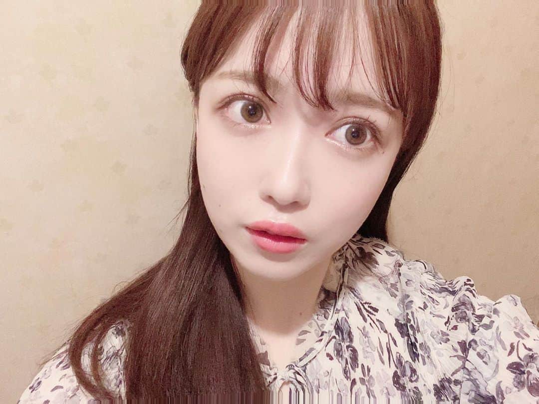 のインスタグラム：「フェイシャルエステ行ったら肌が生き返った👼🌙 油分だけが破滅的になくて笑えた👆🏻髪はボサボサです🥺👆🏻👆🏻👆🏻 #櫛でとかしたら何故か分け目が逆に #謎」