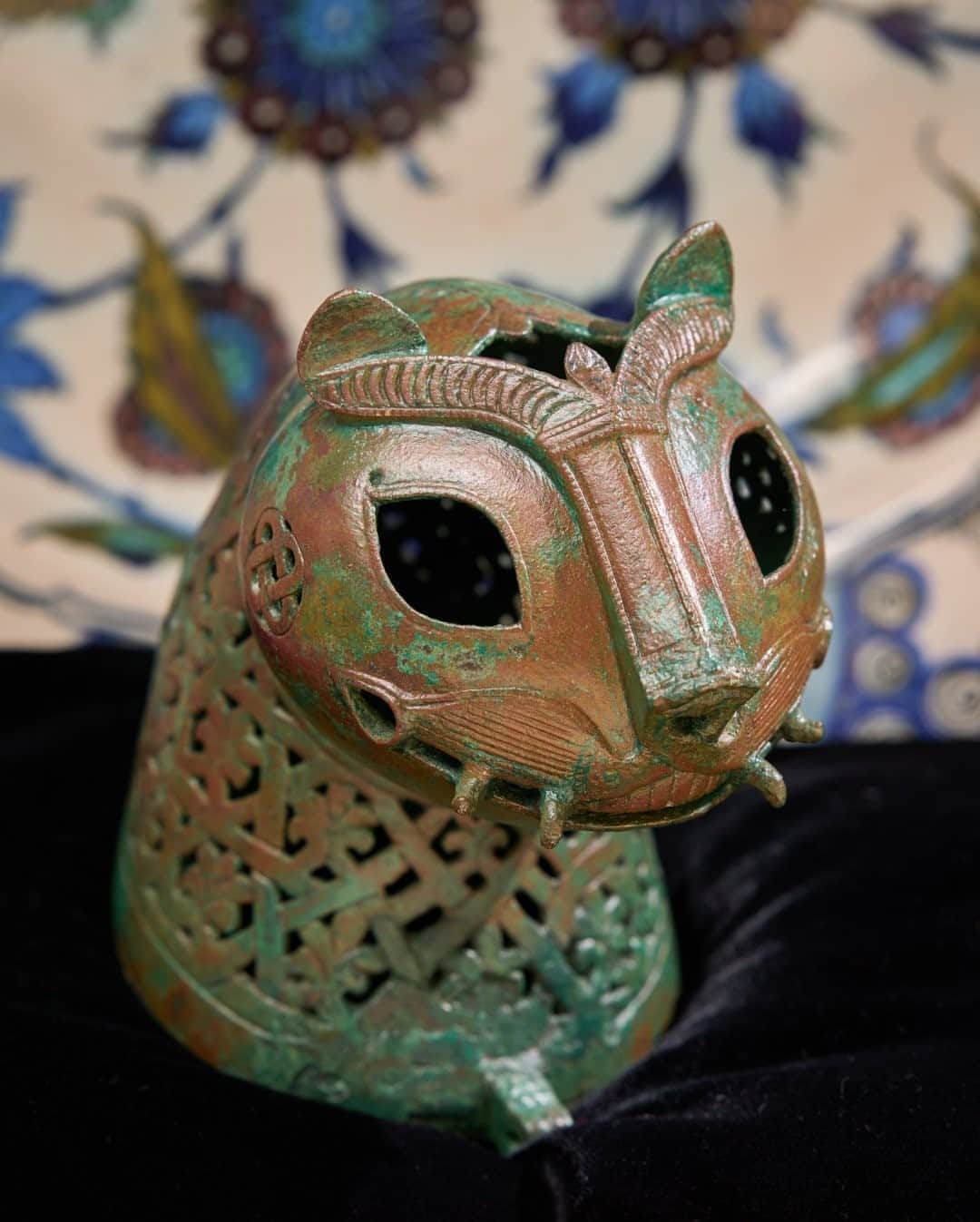 サザビーズさんのインスタグラム写真 - (サザビーズInstagram)「Happy #Caturday! This zoomorphic bronze incense burner was cast in the form of a smiling feline, engraved with geometric lattice, in 11th/12th century Iran or Afghanistan. It will make its auction debut in our 'Arts of the Islamic World' auction in London on 27 October - link in bio for more.   #SothebysMiddleEast #IslamicArt #Feline #Bronze #IncenseBurner」9月26日 17時25分 - sothebys