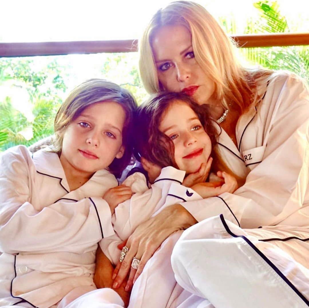 レイチェル・ゾーのインスタグラム：「Well I don’t have a daughter to post on #nationaldaughtersday but I do have two special boys that fill my heart beyond my dreams. ❤️ They love, value and respect women as equal in every way.. they call me “queen mommy “ and they are my little “princes” . So to all the #boymoms , I will start a #nationalsonday to honor our little men once in a while. 🙏🏻👼🏼 XoRZ」
