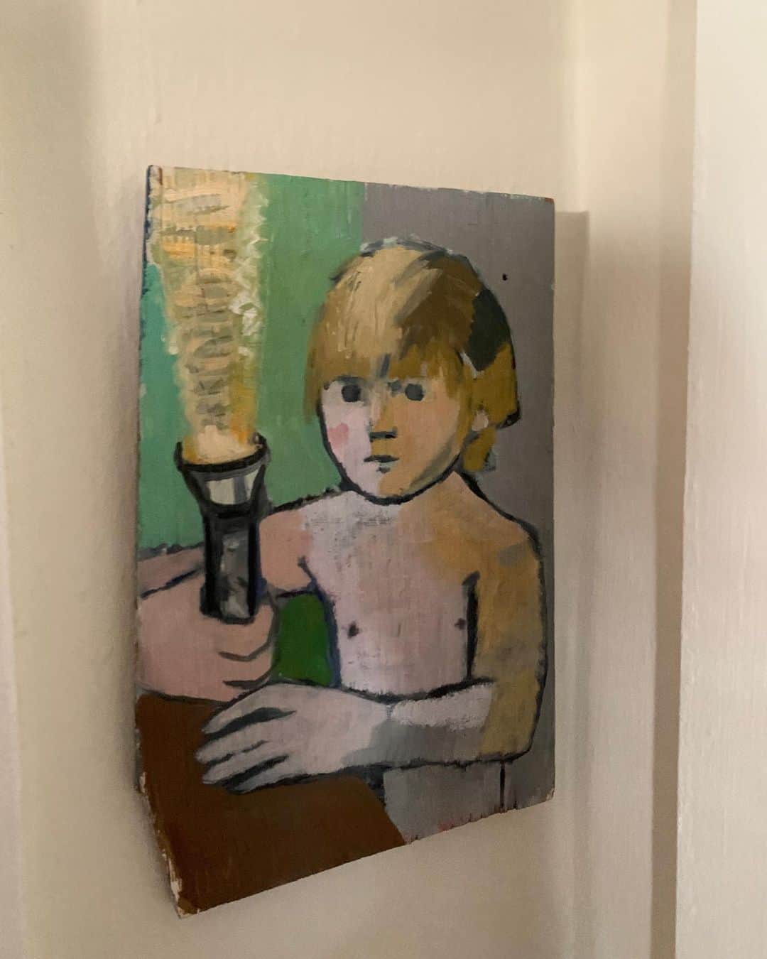 レナ・ヘディのインスタグラム：「I did a job a while back. The set design was fucking great, then I found this. Tiny Trump, with a torch, which is weird because he illuminates nothing, he continues to push  darkness, injustice, hate and fear. Do not kid yourselves,  this is a game to win, it’s not about you or your social liberty and human right.  I can’t vote in the US, but I am very fond of the notion that global humanity can find  its way back. That we will vote in leaders who want to do just that,  care for their people, social justice, healthcare, women’ rights,  gun reform ... someone who truly grasps that #blm and understands it has only just begun. This man is not your guy, I hope you can see this, make it past your pride. Empty promises made because he lives and breathes reality TV.  VOTE VOTE VOTE💪💪💪 This is the moment, CHANGE IT UP ❤️❤️❤️❤️❤️」