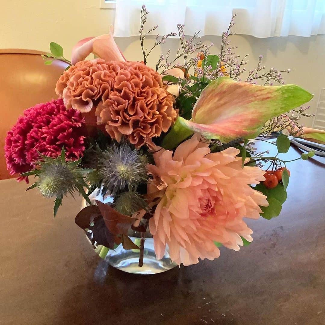 山田友美さんのインスタグラム写真 - (山田友美Instagram)「ハイセンスなお花屋さんで#フラワーアレンジメント レッスン🌷 秋らしくケイトウを主役に。 私は大ぶりのゴージャスなお花が好きなので、エキゾチックなブーケにしました^^* スパルタお姉さん先生に何度もやり直し！のご指導をいただきながら楽しくやり切りました！ 我ながら上出来❣️ どの角度から見ても可愛い〜❣️ ※花材は… セッカケイトウ ダリア カラー エリンジューム バラ ←(ケニア産)長持ちするらしい アジサイ スズバラ (実) ユーカリ (葉) ベニバスモモ #スターダストプロモーション#フリーアナウンサー#山田友美#お花好き」9月26日 17時23分 - __tomomiracle
