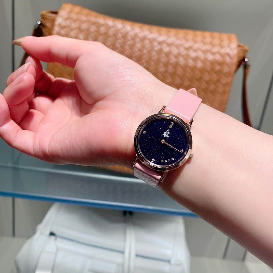 のインスタグラム：「・ ・ ・ シンプルで可愛い腕時計⌚️ 最近外に出ることが あまりないけど、 出た時にこれ一つでお洒落に❁⃘*.ﾟ  #腕時計 #liakulea #腕時計 #時計 #腕時計倶楽部 #手元倶楽部#リアクレア  ✨クーポンコードのご記載✨ 「kitamik」 の使用で10％OFF！  ※本日より1年間有効  ハワイの星空をイメージした時計🌺 去年行った時、タンタラスの丘でみたハワイの景色忘れない～（笑）  時計の色は様々あるのでcheckしてね！ ・ ・ ・」