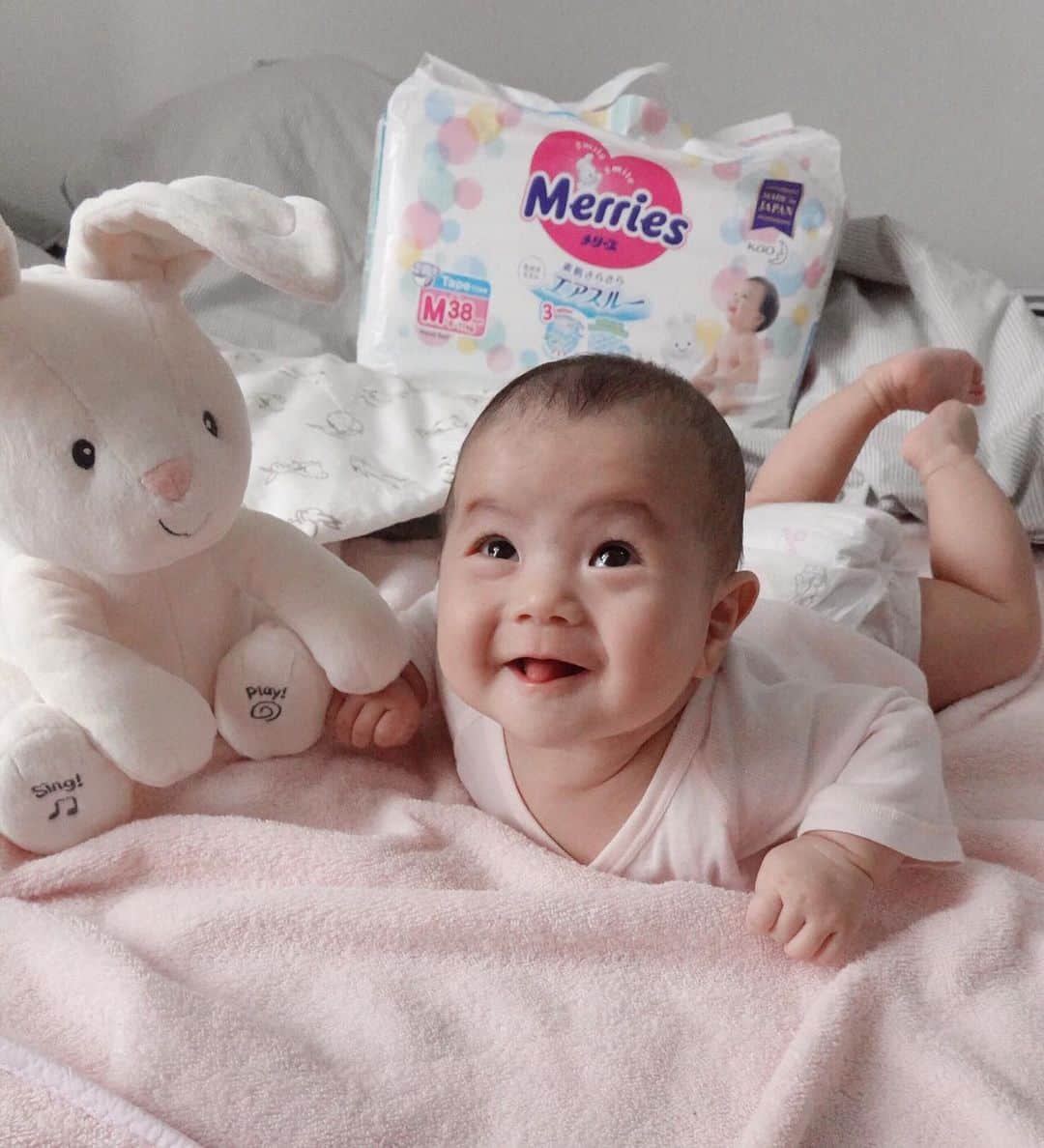 アキラ・コンチネンタル・フィーバーのインスタグラム：「Have a nice weekend👶pippiiiiiiiii #merries #メリーズ　 #merriessmile  #baby #あかちゃんのいる生活   @merries_official_jp  @merriessmile」