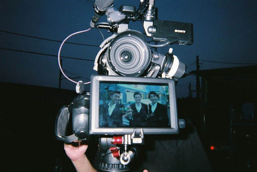 谷内伸也のインスタグラム：「MV撮影オフショット📸﻿ ﻿ #Lead_Tuxedo﻿ #Lead﻿ #ほうきダンス﻿ #写ルンです」