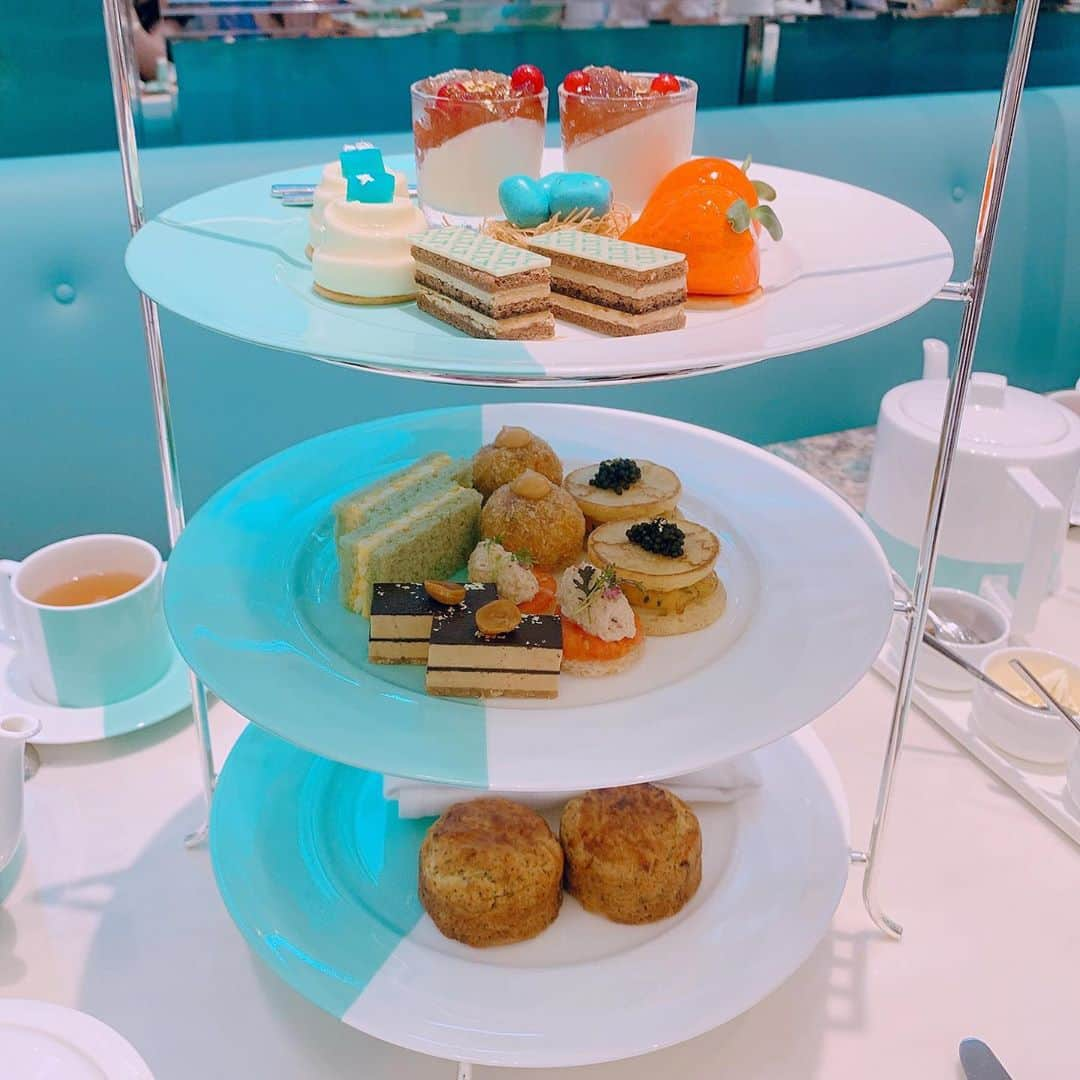 Sherryさんのインスタグラム写真 - (SherryInstagram)「- Tea☕️ 好久沒有跟女女一起tea了🥺❤️ 還想吃更多scone🤤最好可以帶回家的~ 有推薦的嗎？ #thetiffanyblueboxcafe」9月26日 17時34分 - silverxhere