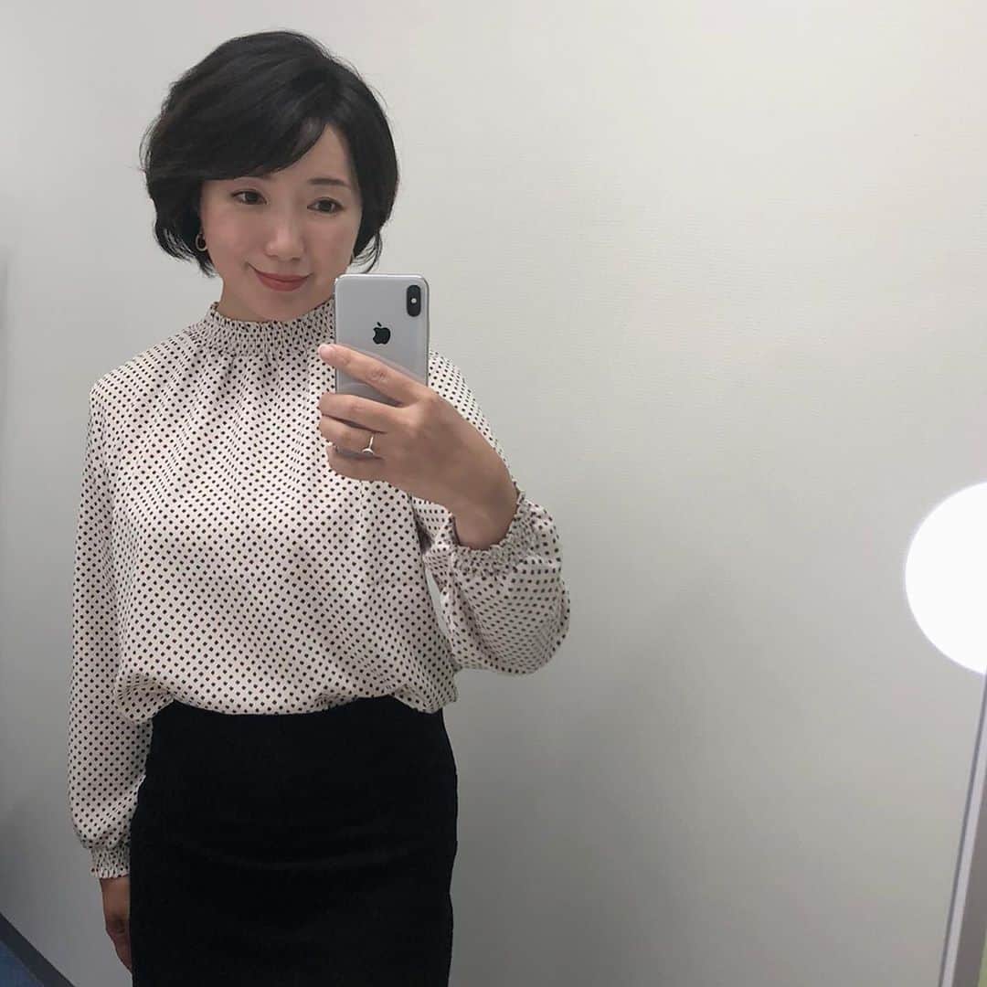 角田華子のインスタグラム：「#9月26日 #福岡ニュースファイルcube  #ドット柄 #すっかり秋の空気  #来週はもう10月 #早いなぁ  #また来週👋」