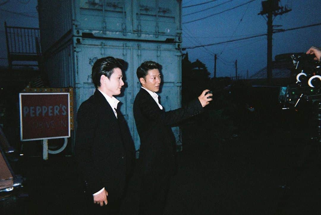 谷内伸也のインスタグラム：「MV撮影オフショット📸﻿ ﻿ #Lead_Tuxedo﻿ #Lead﻿ #ほうきダンス﻿ #写ルンです」