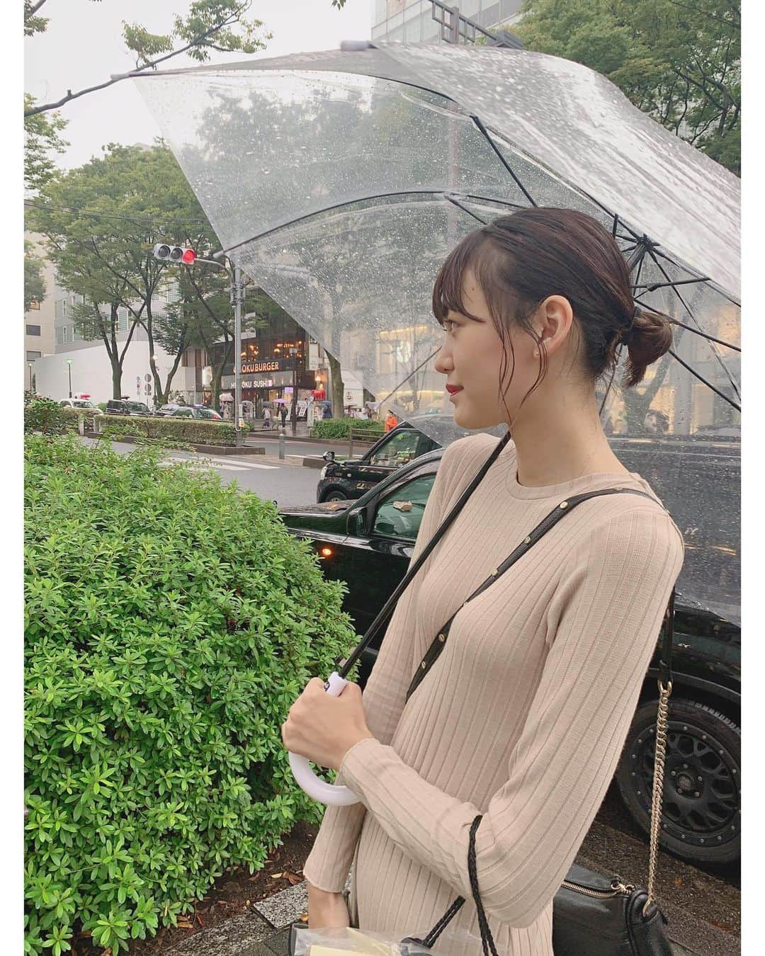 三根有葵さんのインスタグラム写真 - (三根有葵Instagram)「#みね私服 雨ですぐ髪の毛ボサボサなるからまとめちゃう🤞🏻🤞🏻  onepiece: #zara  bag: #handm shoes: #zara  #今日のコーデ #ootd #私服 #私服コーデ #ファッション #秋コーデ #ワンピース #fashion #code #ヘアアレンジ #三根有葵」9月26日 17時31分 - yuki_mine0123