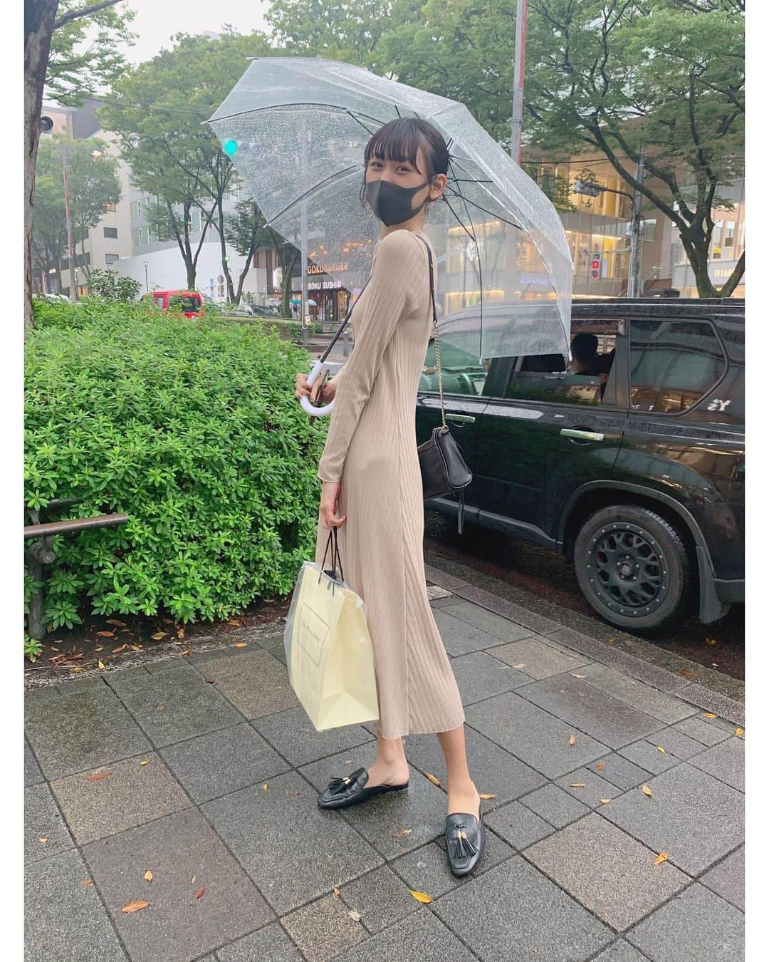 三根有葵さんのインスタグラム写真 - (三根有葵Instagram)「#みね私服 雨ですぐ髪の毛ボサボサなるからまとめちゃう🤞🏻🤞🏻  onepiece: #zara  bag: #handm shoes: #zara  #今日のコーデ #ootd #私服 #私服コーデ #ファッション #秋コーデ #ワンピース #fashion #code #ヘアアレンジ #三根有葵」9月26日 17時31分 - yuki_mine0123