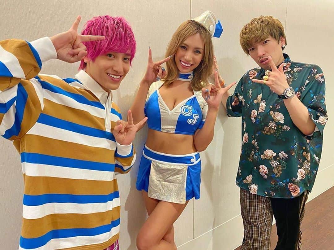 CYBERJAPAN Staffのインスタグラム：「@cjd_junon より:  🏃‍♀️EXITさんと🎉✨  昨夜放送【EXI怒】たくさん観たよの報告ありがとうございましたあ🥺💙💙✨✨✨  見逃し配信と、AbemaTV でノーカットフル尺Ver.もOAされるので、良かったらみて下さいね😆🙏✨  ありがとうございました( ^ω^ )！  #cyberjapan #exit #junon #サイバージャパン　#exi怒 #ジュノン」