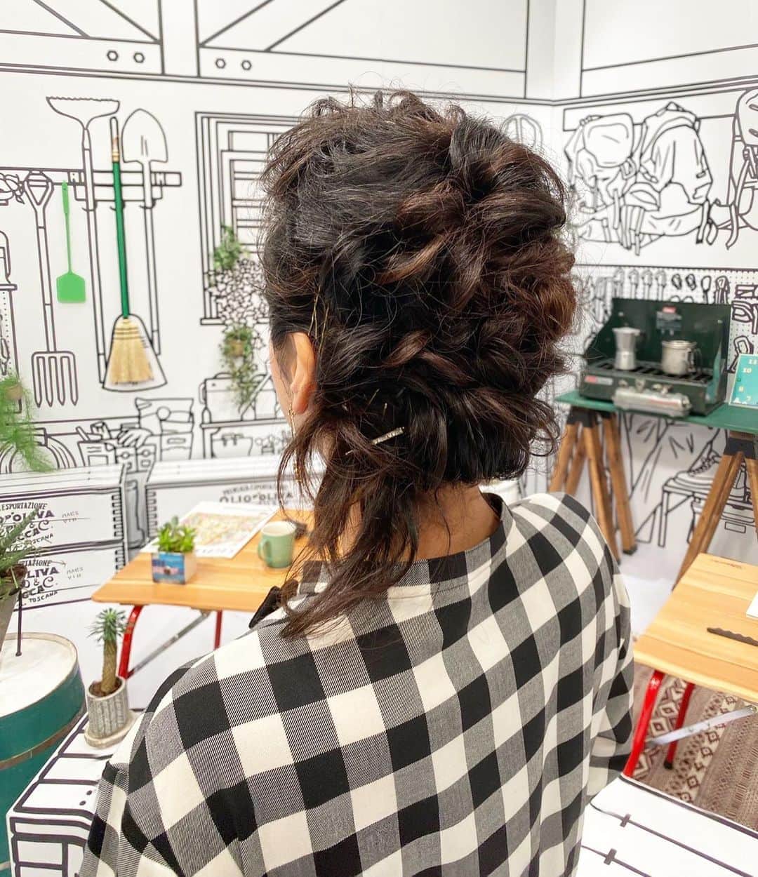 川島恵さんのインスタグラム写真 - (川島恵Instagram)「放送中、つづくさんがスタジオで食べていた麻婆丼に、くすぐる〜の餃子特集に、 まかないの焼きカルボナーラに、中継先の品々に…と、スタジオでお腹が鳴りまくりでした　笑 ・ #つづくさんのどようだよ #どようだよ #ヘアスタイル #ヘアセット #サロンドフジエ #宮崎市船塚 #川島恵 #木村つづく #となみー」9月26日 17時32分 - mrt.kawashima