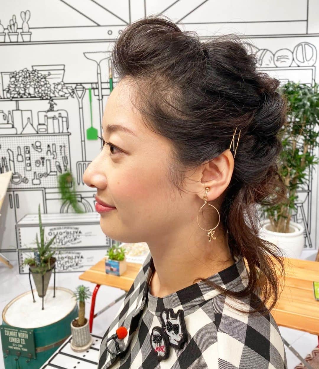 川島恵さんのインスタグラム写真 - (川島恵Instagram)「放送中、つづくさんがスタジオで食べていた麻婆丼に、くすぐる〜の餃子特集に、 まかないの焼きカルボナーラに、中継先の品々に…と、スタジオでお腹が鳴りまくりでした　笑 ・ #つづくさんのどようだよ #どようだよ #ヘアスタイル #ヘアセット #サロンドフジエ #宮崎市船塚 #川島恵 #木村つづく #となみー」9月26日 17時32分 - mrt.kawashima