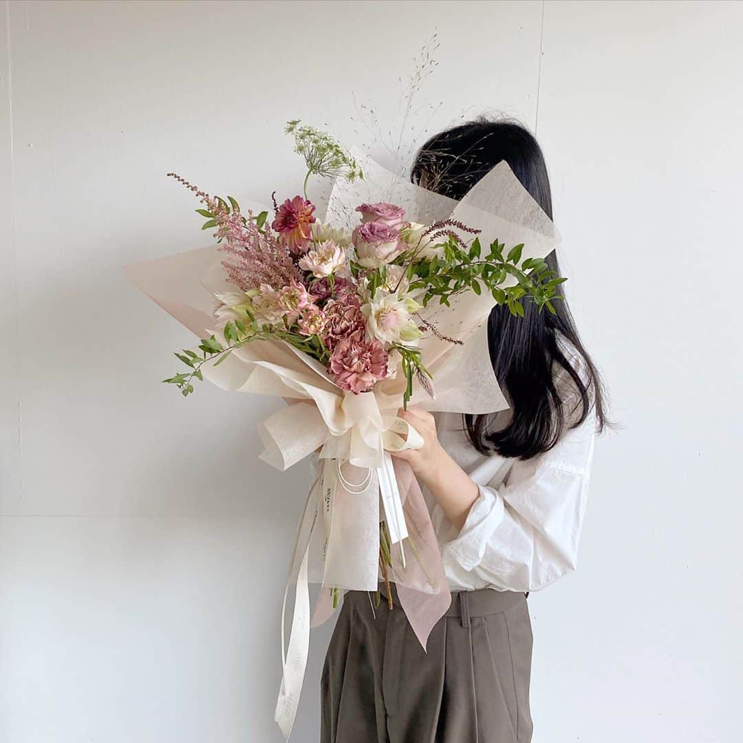 플로리스트 이주연 florist Lee Ju Yeonさんのインスタグラム写真 - (플로리스트 이주연 florist Lee Ju YeonInstagram)「. . 고생했어 울 미딘이 🤍 @kimmeoo  . . #바네스꽃다발 #빈티지꽃다발  . 订花 WeChat ID vaness_flower 페이팔 결제 가능  클래스상시모집 당일꽃주문가능 . #수업문의 #주문예약 #lesson #Order  Katalk ID vaness52 WeChat ID vaness_flower E-mail vanessflower@naver.com . 서초구 양재천로 123 5층 📞02-545-6813 . #vanessflower #florist #flowershop #handtied #flowerlesson #花束 #바네스플라워 #플로리스트 #꽃다발 #부케 #플로리스트학원 #플라워레슨 #양재동꽃집 #양재역꽃집 #꽃다발주문 #꽃수업 #꽃주문  #대관 #공간대여 #스튜디오대관 #자연광스튜디오 #자연광스튜디오대관 #스튜디오」9月26日 8時34分 - vanessflower