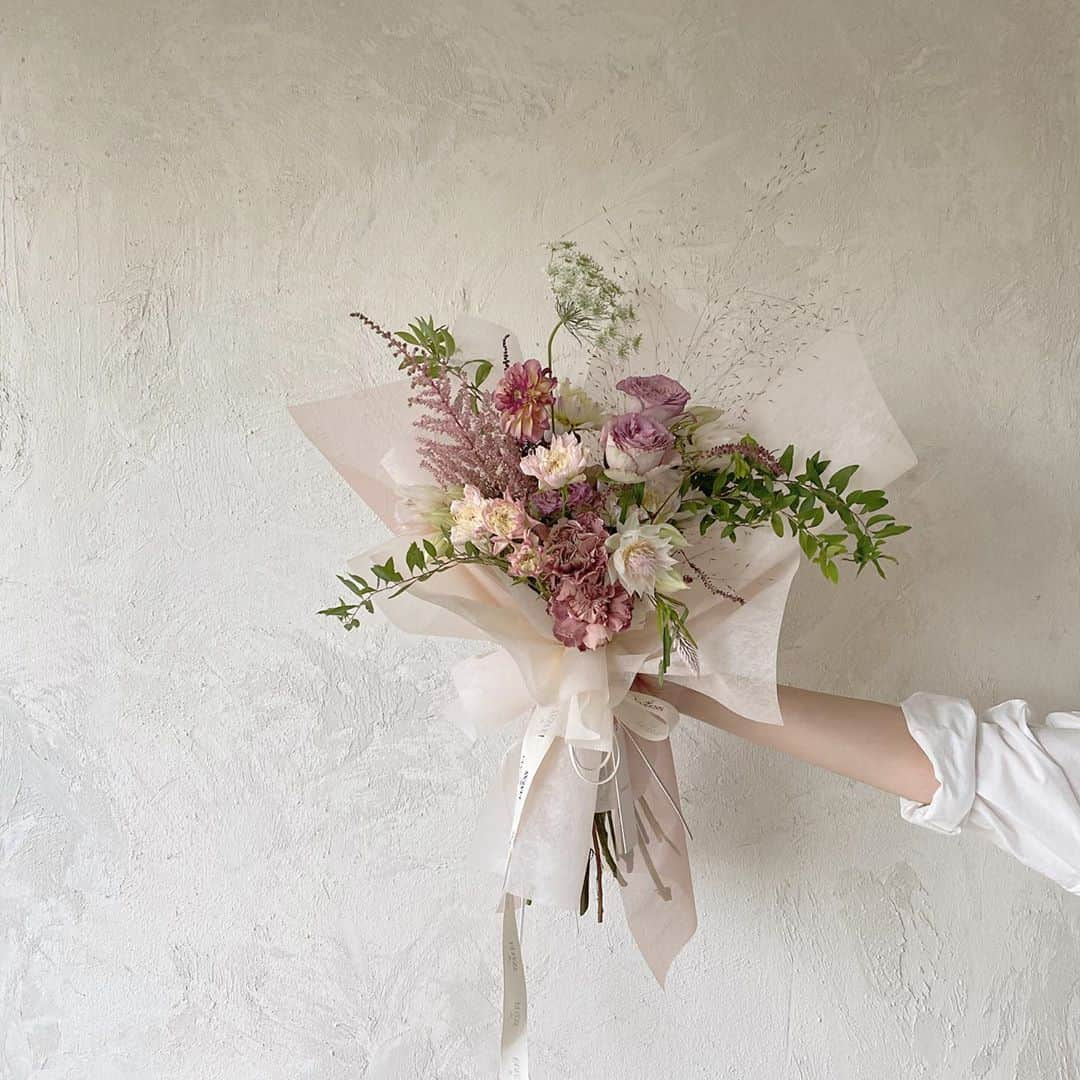 플로리스트 이주연 florist Lee Ju Yeonさんのインスタグラム写真 - (플로리스트 이주연 florist Lee Ju YeonInstagram)「. . 고생했어 울 미딘이 🤍 @kimmeoo  . . #바네스꽃다발 #빈티지꽃다발  . 订花 WeChat ID vaness_flower 페이팔 결제 가능  클래스상시모집 당일꽃주문가능 . #수업문의 #주문예약 #lesson #Order  Katalk ID vaness52 WeChat ID vaness_flower E-mail vanessflower@naver.com . 서초구 양재천로 123 5층 📞02-545-6813 . #vanessflower #florist #flowershop #handtied #flowerlesson #花束 #바네스플라워 #플로리스트 #꽃다발 #부케 #플로리스트학원 #플라워레슨 #양재동꽃집 #양재역꽃집 #꽃다발주문 #꽃수업 #꽃주문  #대관 #공간대여 #스튜디오대관 #자연광스튜디오 #자연광스튜디오대관 #스튜디오」9月26日 8時34分 - vanessflower