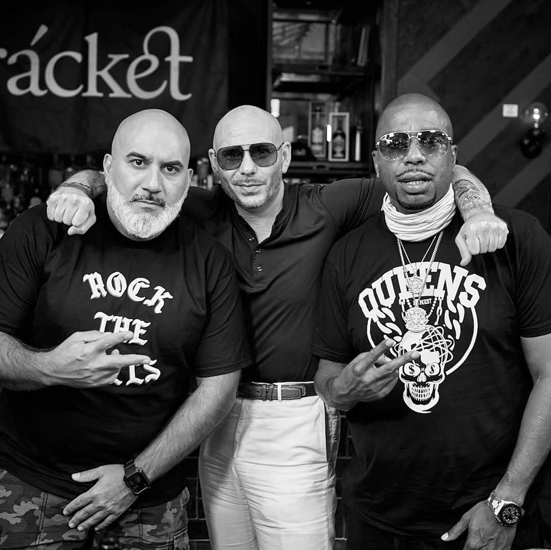 ピットブルのインスタグラム：「Congrats @DrinkChamps on everything you have going on. Bet that up for making me feel like I was back in neighborhood again. Glad there’s still a show where you can go and just be real Dale! @TheRealNoreaga @WhosCrazy #DrinkChamps 🎥 @iRossta」