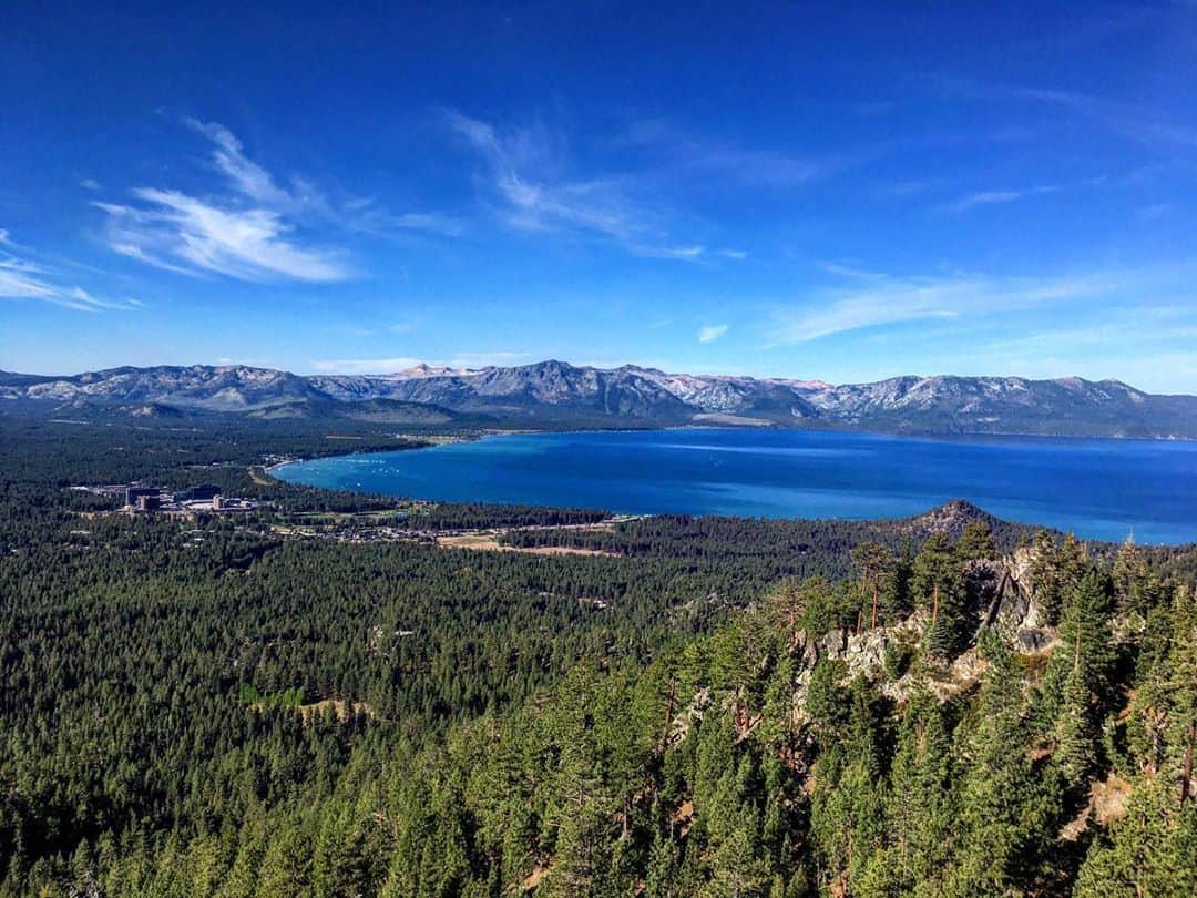 アレックス・オノルドのインスタグラム：「I went out for a lovely morning scramble today, so glad that the smoke has cleared up here. I got to mountain bike home and then train in the garage. Appreciating Tahoe life. Been thinking about posting home training pics next week, but the garage is so much less scenic than the lake...」