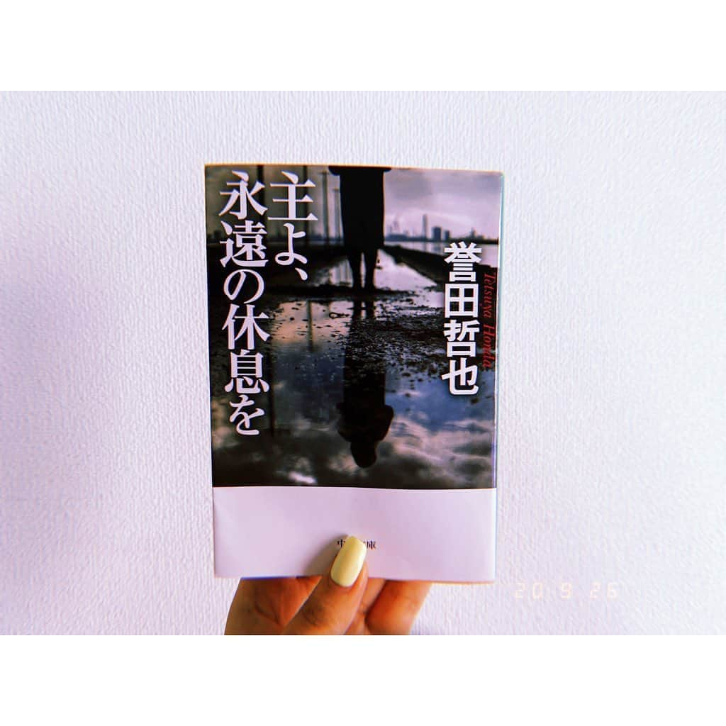 林唯衣さんのインスタグラム写真 - (林唯衣Instagram)「久しぶりにミステリー作品を。後半からヒェェエエ、、、って感じだったな。最後の最後の展開(真相がわかってから)があっという間すぎて、わ、おわっちゃった。え？って状態でした〜〜読み終わるとタイトルが願いや祈りに変わる、救いのない話だったなあ。  #誉田哲也 #主よ永遠の休息を  #中公文庫 #読書 #ハヤシの読書」9月26日 8時46分 - yui__hayashi