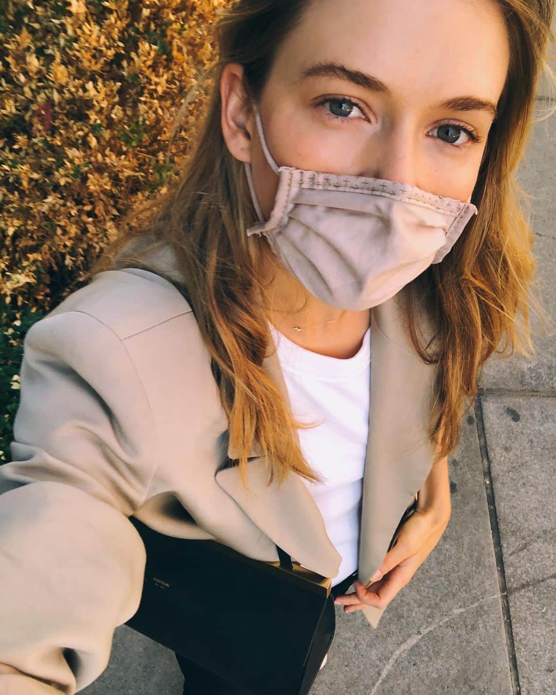 Victoria Leeのインスタグラム：「One of my favourite NY parks 🌸🖤🌸 and some very happy bees.」