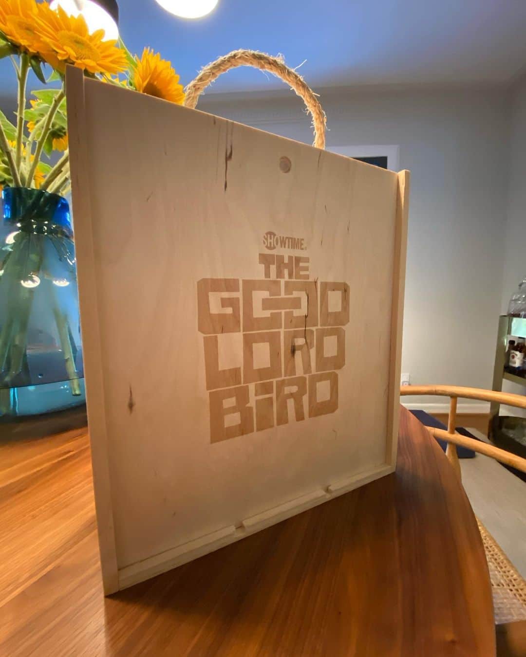 アダム・シャピロのインスタグラム：「Oh Lordy, a little birdy just dropped this off. One week away. #TheGoodLordBird」