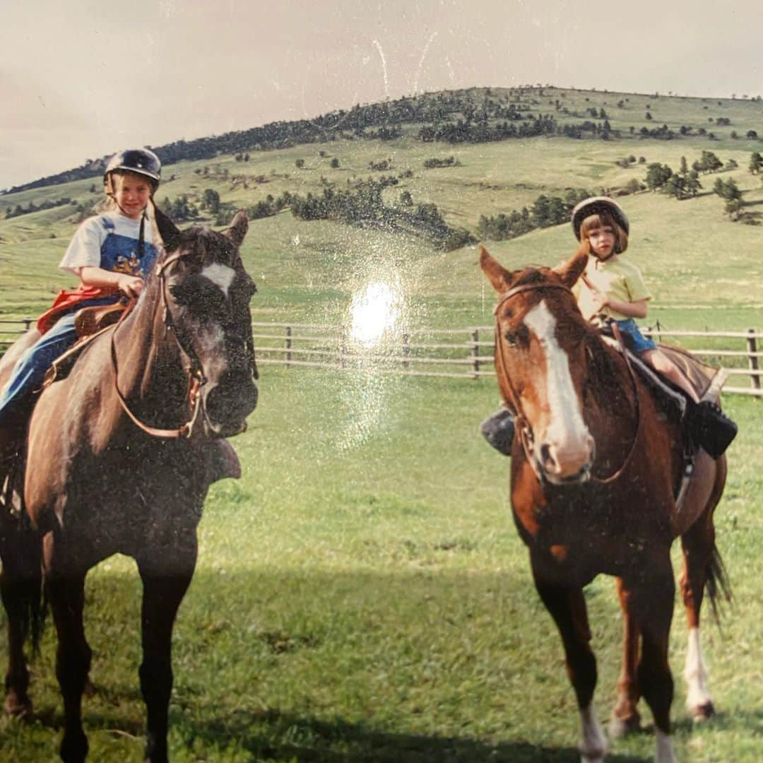 ジュリ・インクスターのインスタグラム：「Happy national daughters day to my two very strong , thoughtful , caring daughters . A very proud mama. Love you guys. #itseemslikeeverydayisnationaldauyersday!」